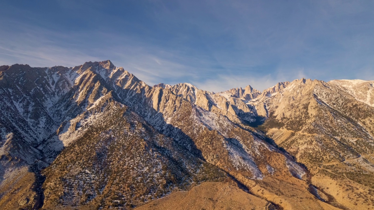 Hyperlapse Time Lapse时间流逝在山峰上的空中雪，Lone Pine Desert CA视频下载