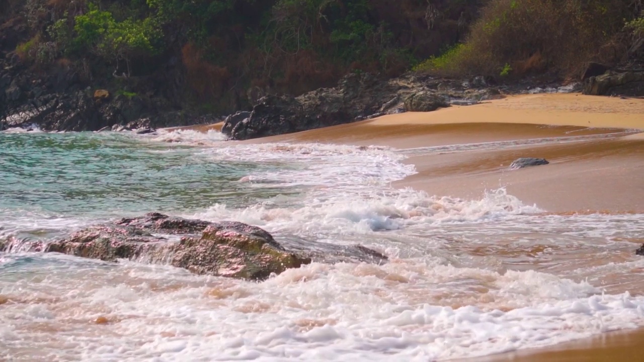 特写慢动作拍摄巨大的海浪冲击在果阿的Kakolem海滩，印度。白色的浪花冲击着海岸。热带度假背景。海滩上的海浪。视频素材