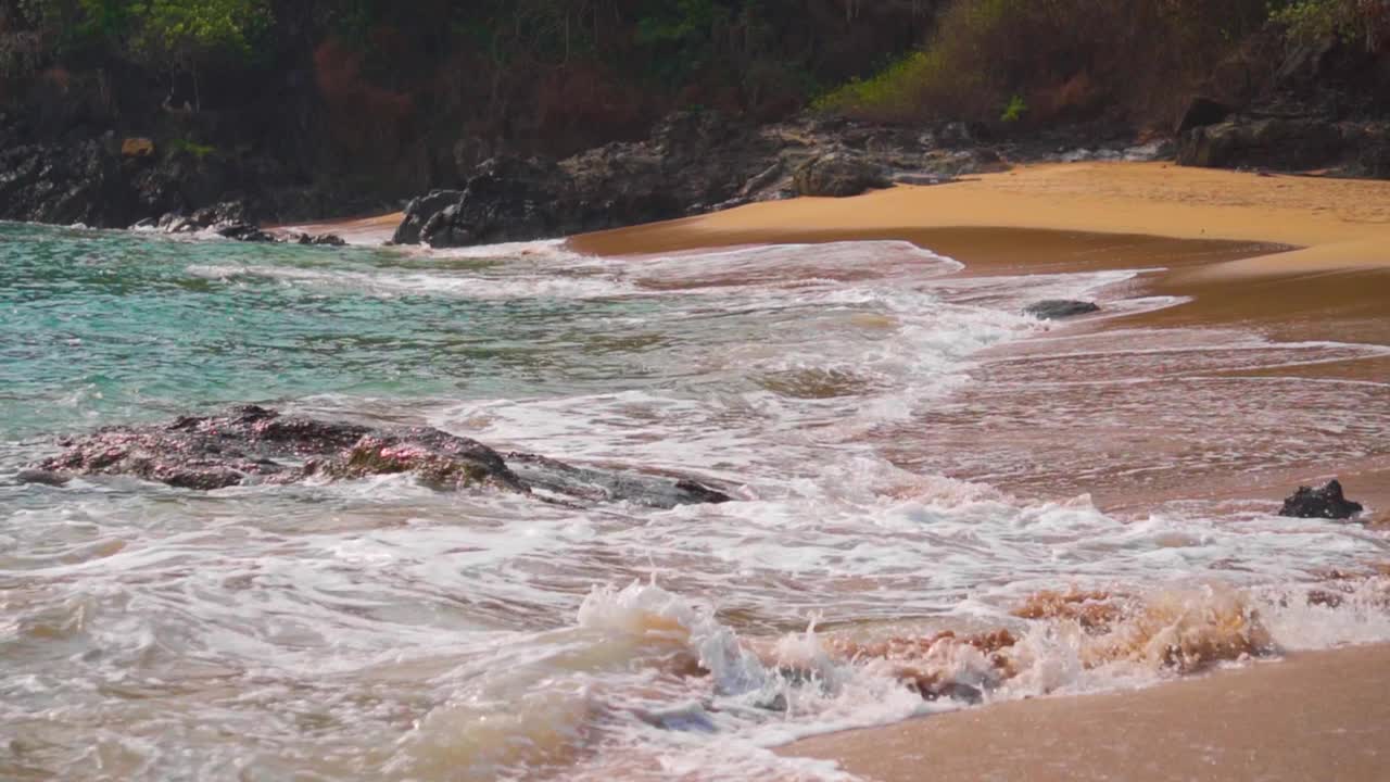 特写慢动作拍摄巨大的海浪冲击在果阿的Kakolem海滩，印度。白色的浪花冲击着海岸。热带度假背景。海滩上的海浪。视频素材