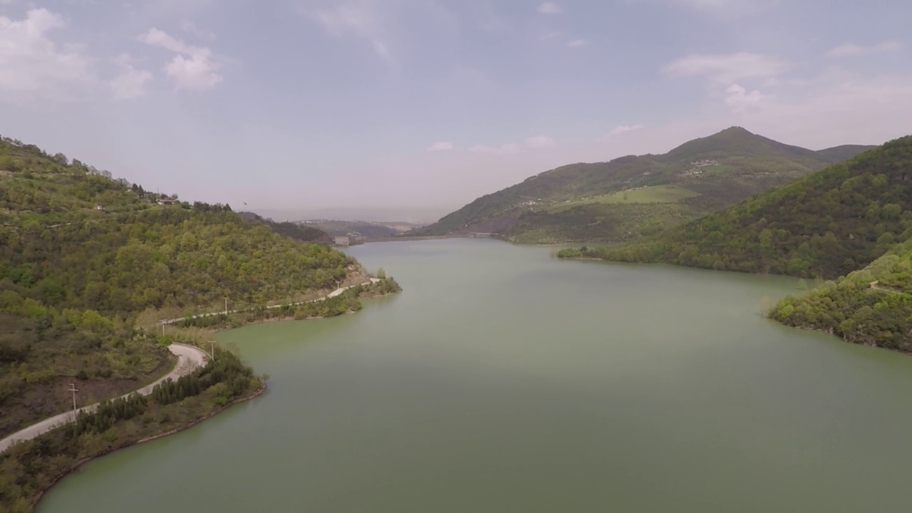 空中道路和湖岸视频素材