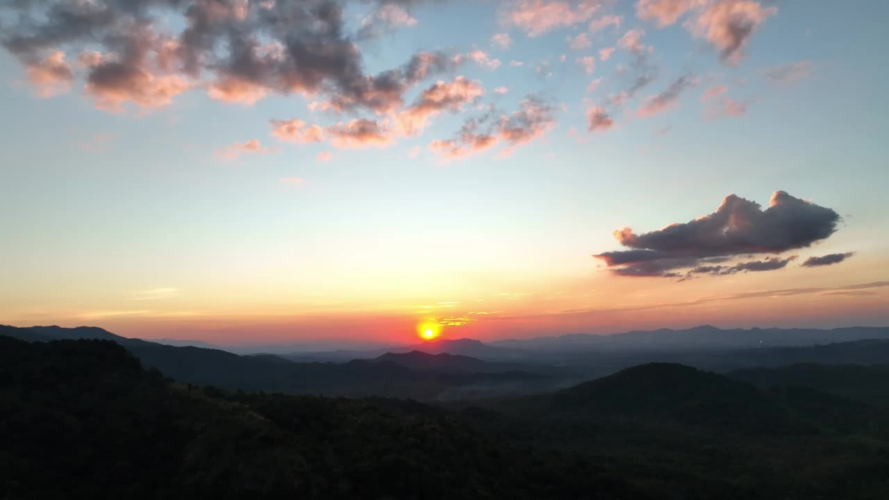 鸟瞰清晨美景。视频素材