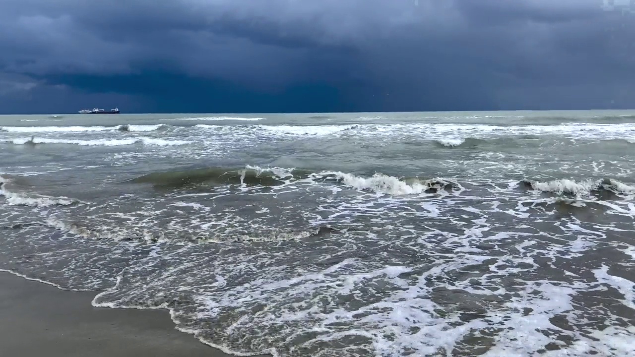 雨中海上有风暴，地平线上有一艘船视频素材