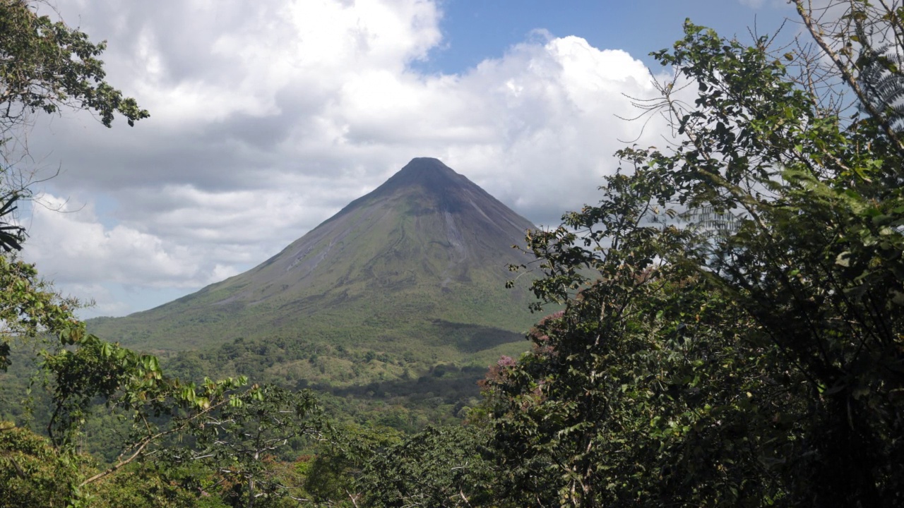 哥斯达黎加美丽的阿雷纳火山视频素材