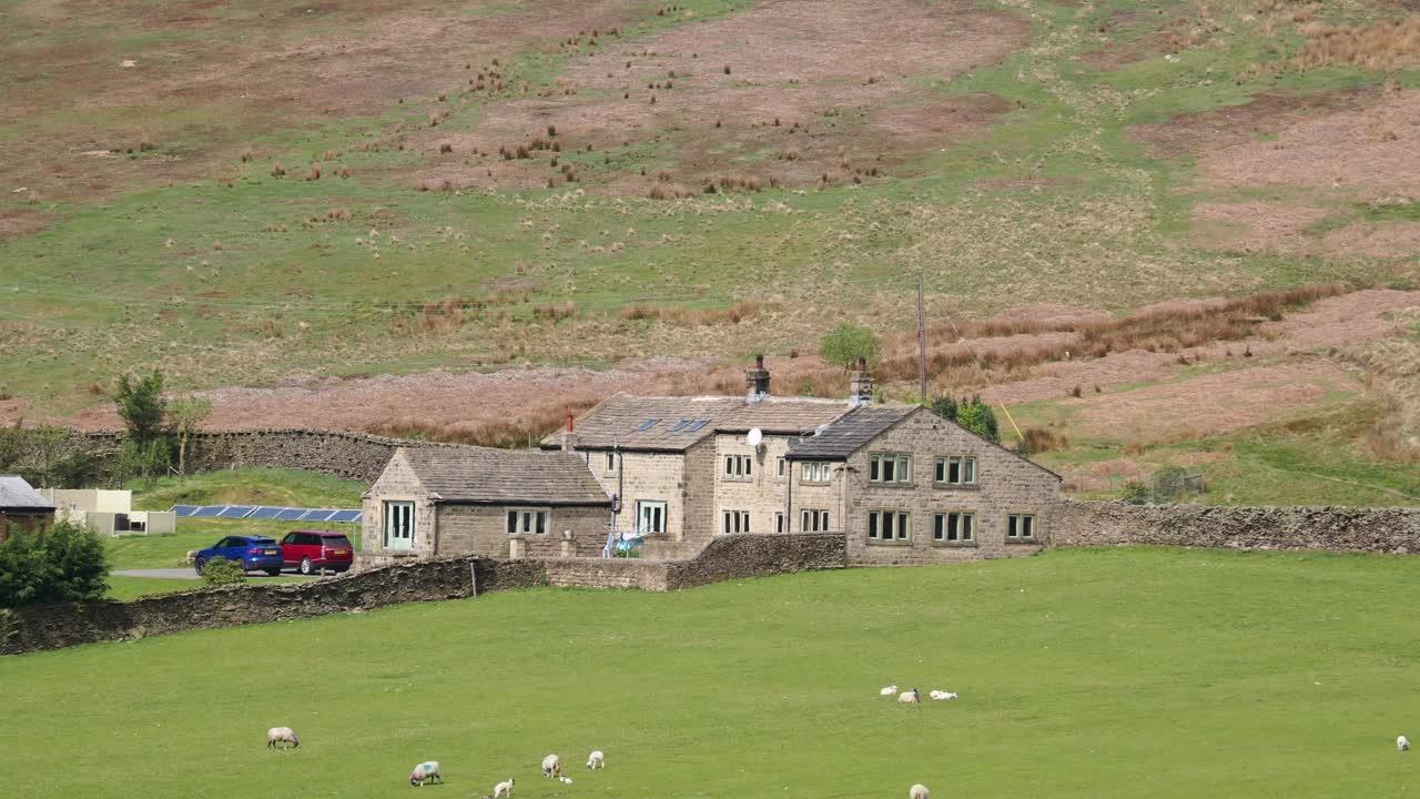 英国约克郡伊克利的沼泽地上的一所房子，花园里有太阳能电池板。视频素材