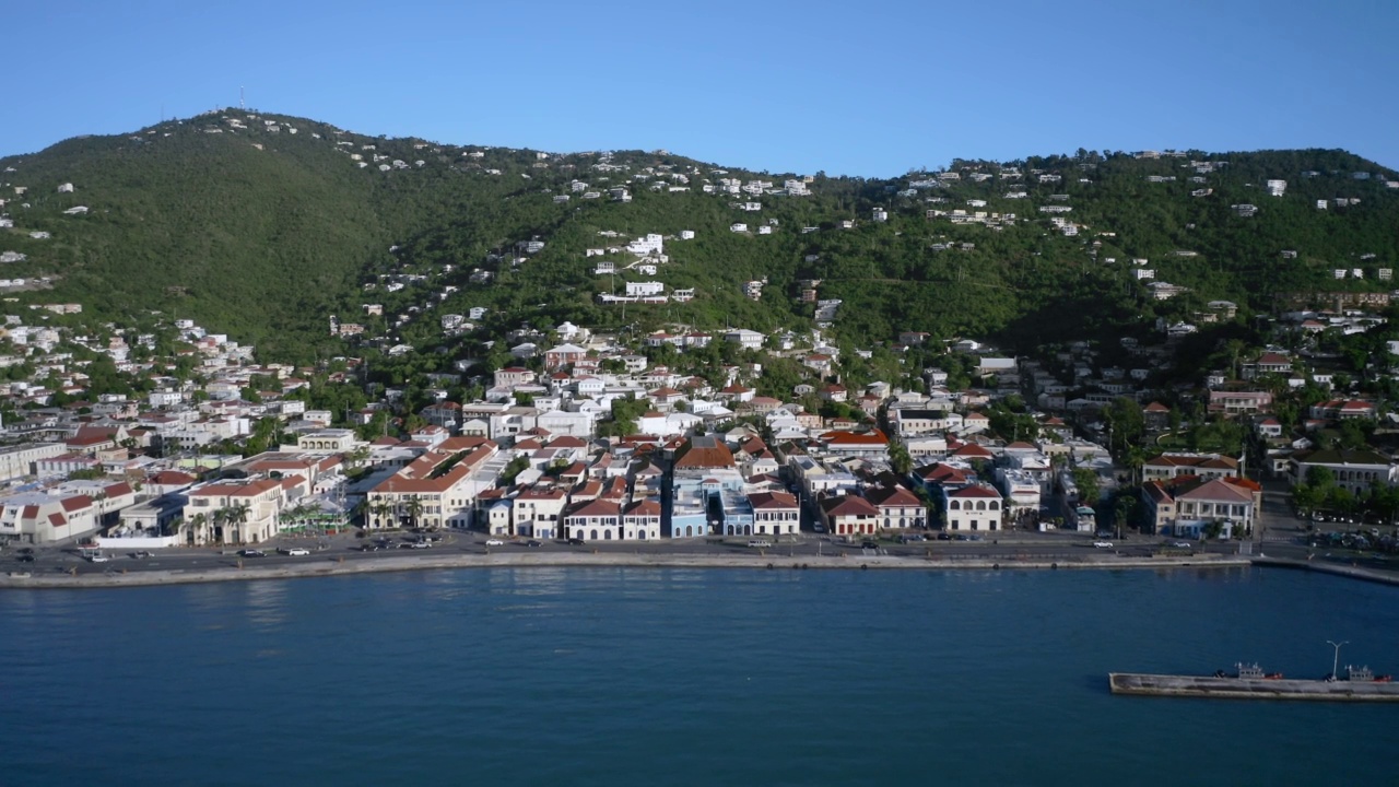 Charlotte Amalie, Saint Thomas，美属维尔京群岛的空中风景，热带岛屿上城镇和帆船的无人机镜头视频素材