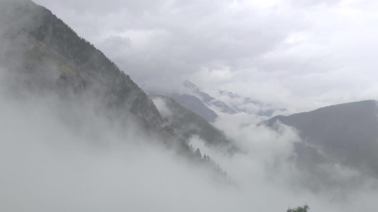 在野外徒步旅行时，乌云和雨水覆盖了整个视野。山上的天气变化很快，云层上升视频下载