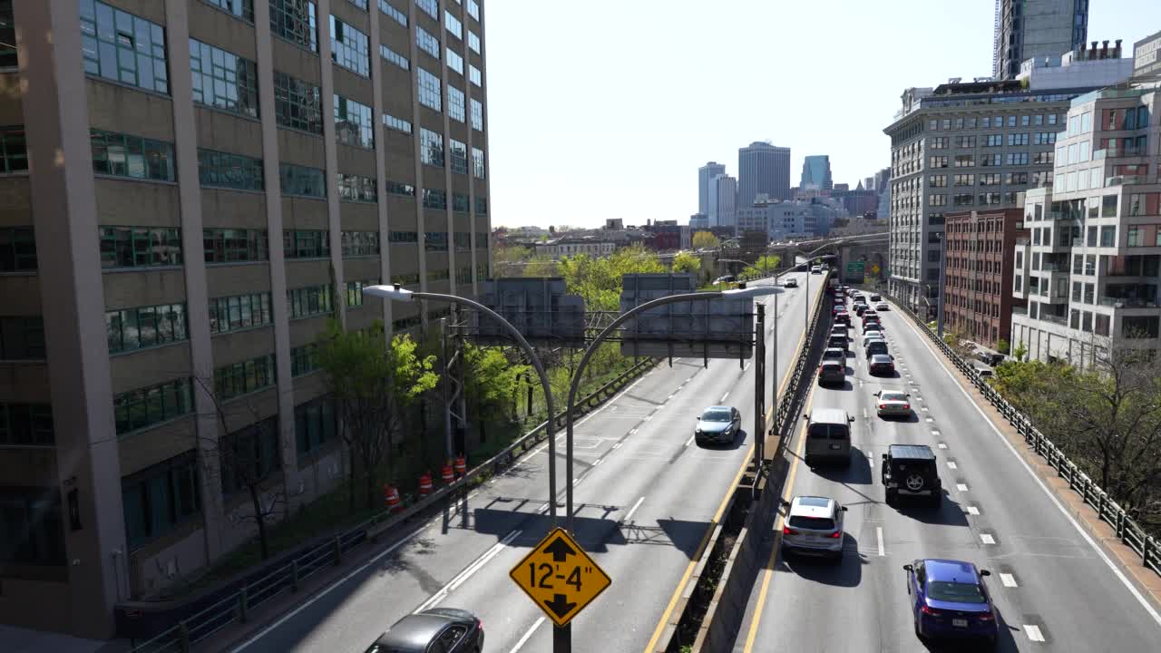 布鲁克林-皇后区高速公路(BQE)在日落时分挤满了许多汽车视频下载