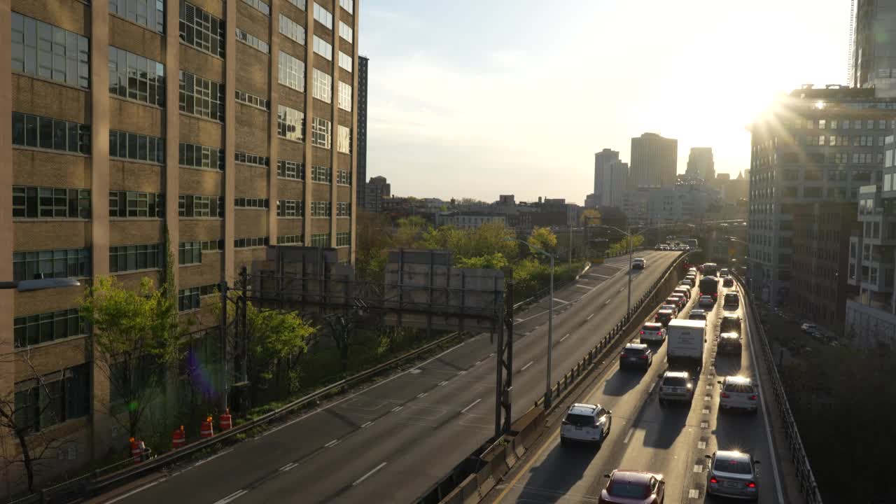 布鲁克林-皇后区高速公路(BQE)在日落时分挤满了许多汽车视频下载