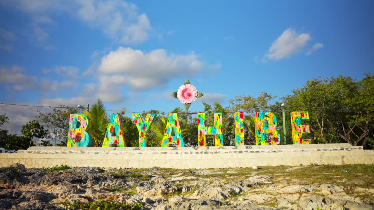 港口岸边的彩色字母Bayahibe。多米尼加共和国远足视频素材