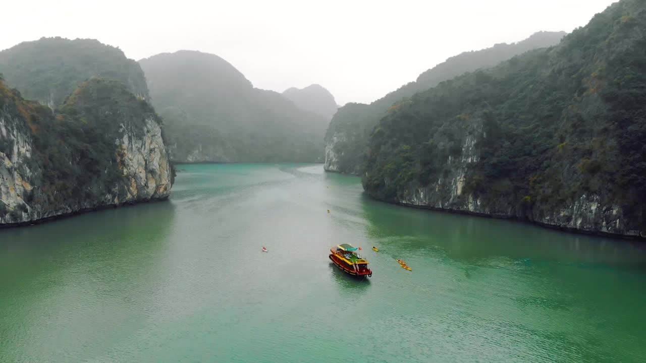 越南下龙湾鸟瞰图。有岩石和大海的美丽海景。东南亚的异国风情。移动,视频素材