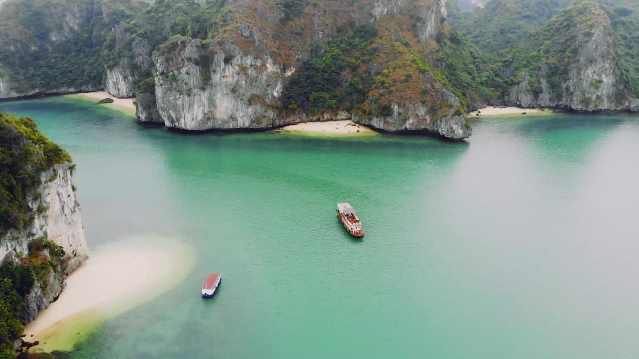 越南令人惊叹的下龙湾。下龙巡航在雾天通过世界著名的海湾。令人惊叹的景色游轮。来自四旋翼无人机的视频视频素材