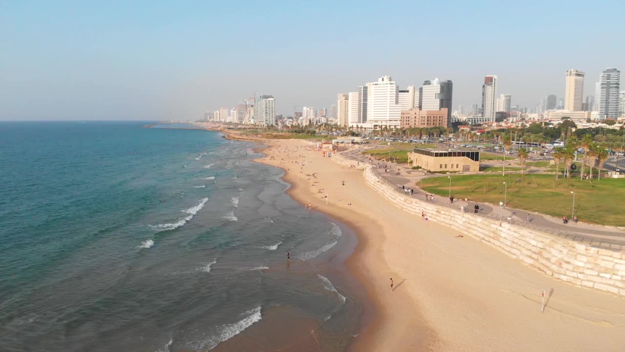 特拉维夫海空超摄。地中海的海水冲刷着雅法地区的特拉维夫海滩。以色列特拉维夫的海岸线。旅游海滩。人们在沙滩上放松视频素材