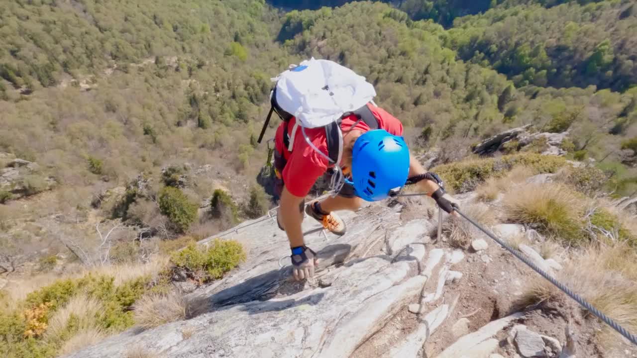 年轻人爬过费拉塔岩面视频素材