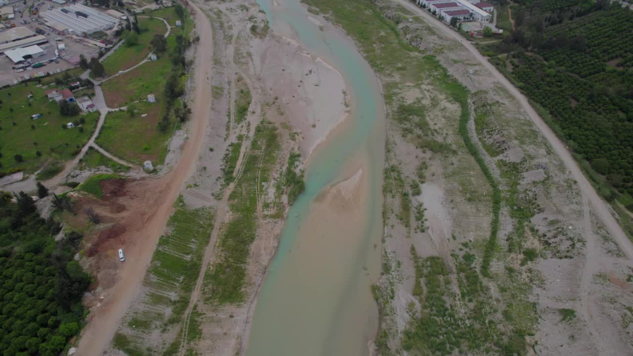 在河床上向后飞。视频素材