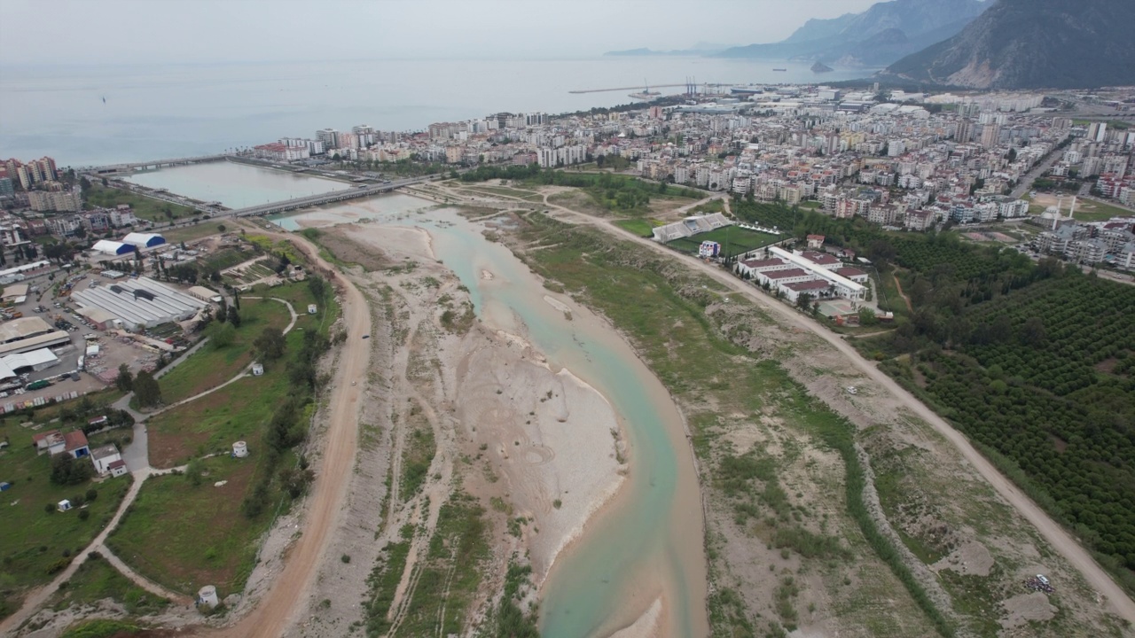 无人机拍摄的海上和城市视频在河流上空升起。视频素材