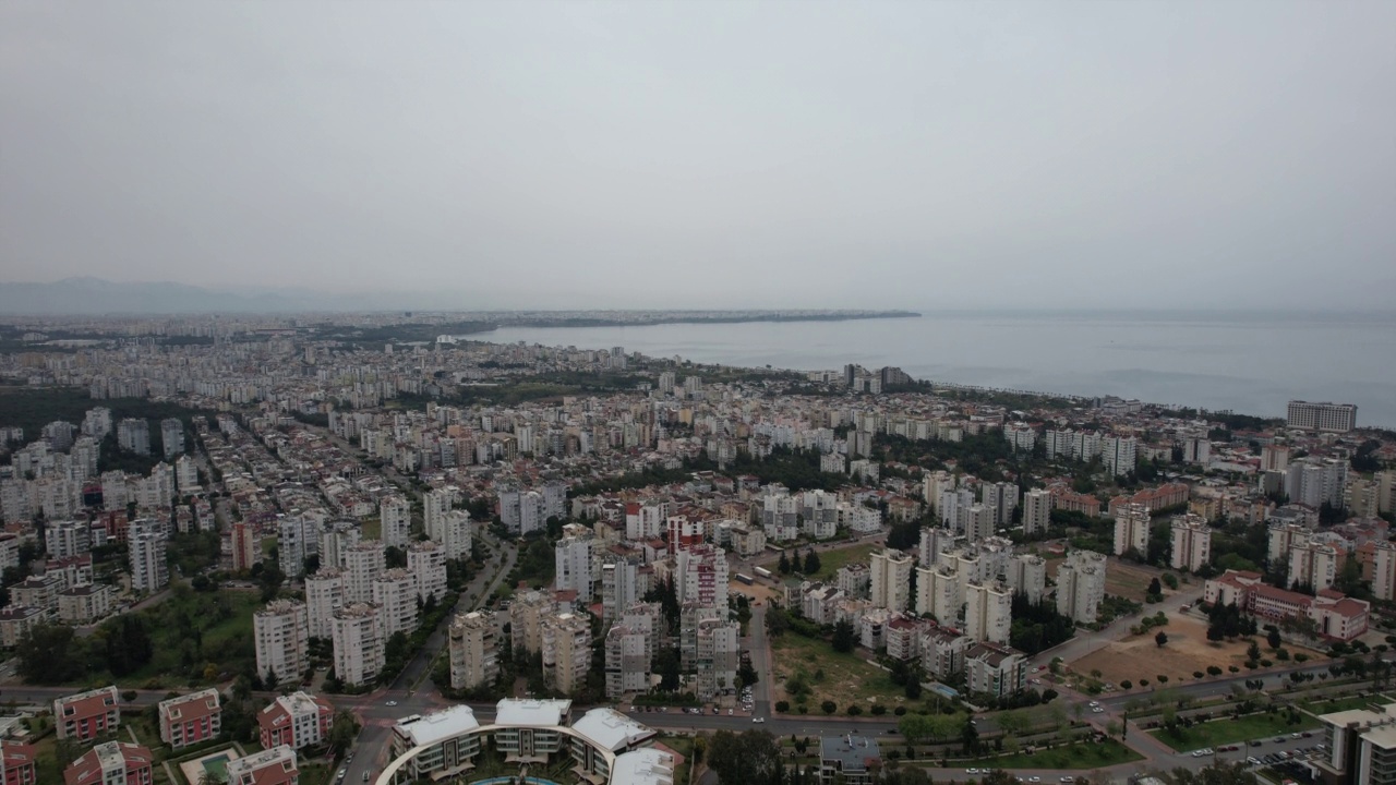 借助无人机自下而上的云台运动，欣赏独特的海景和城市的大型建筑。视频素材