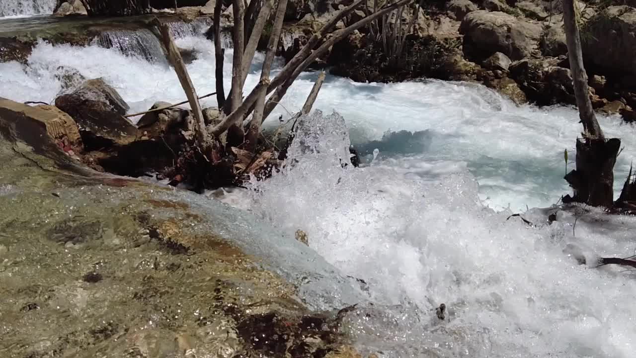 山涧，水花四溅视频素材