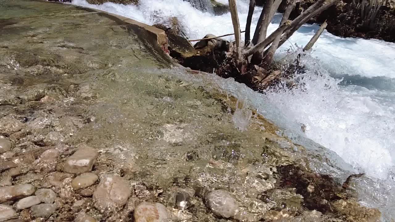 山涧，水花四溅视频素材