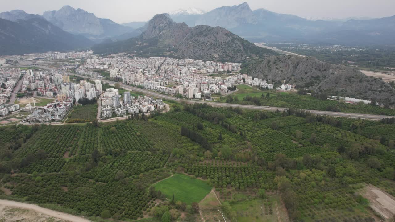 用无人机在城市上空飞向独特的自然和山景。视频素材