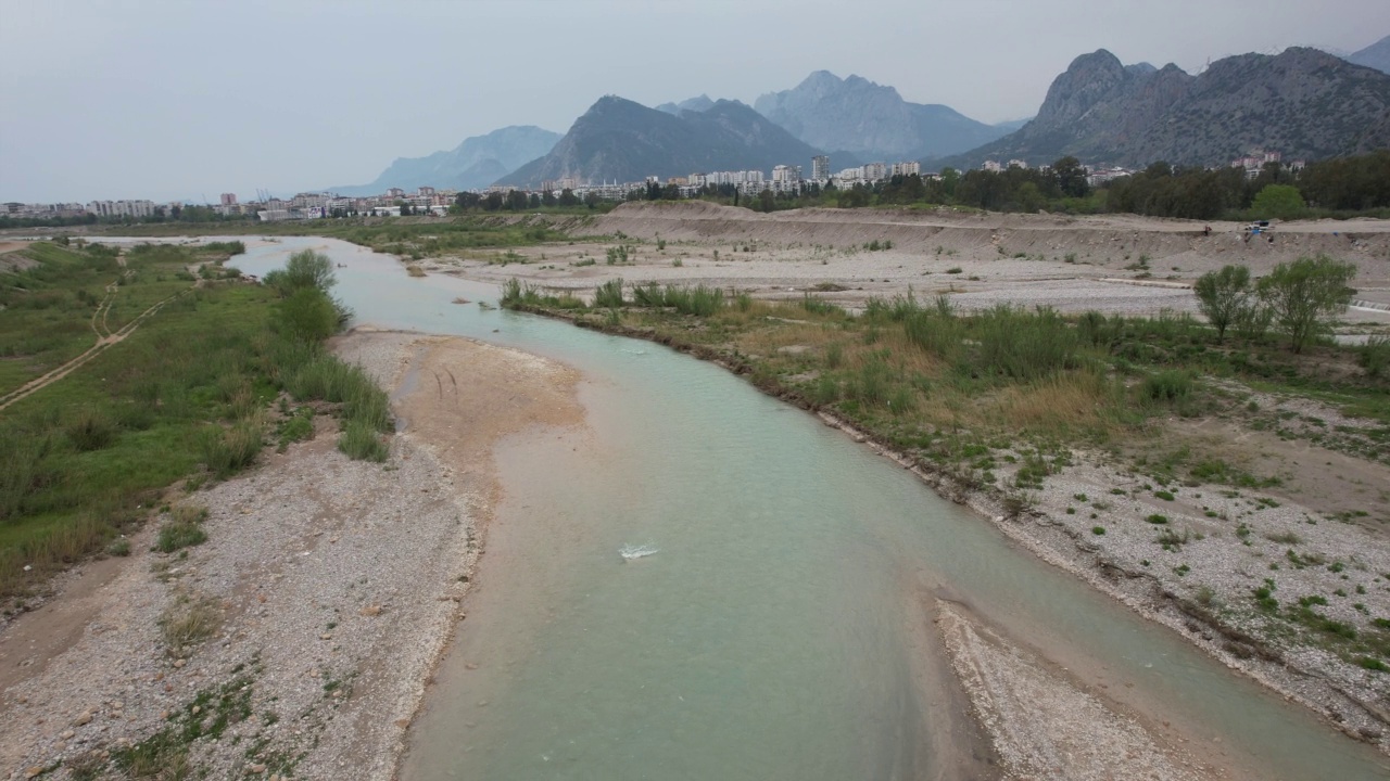 视频浏览的河流在城市。视频素材