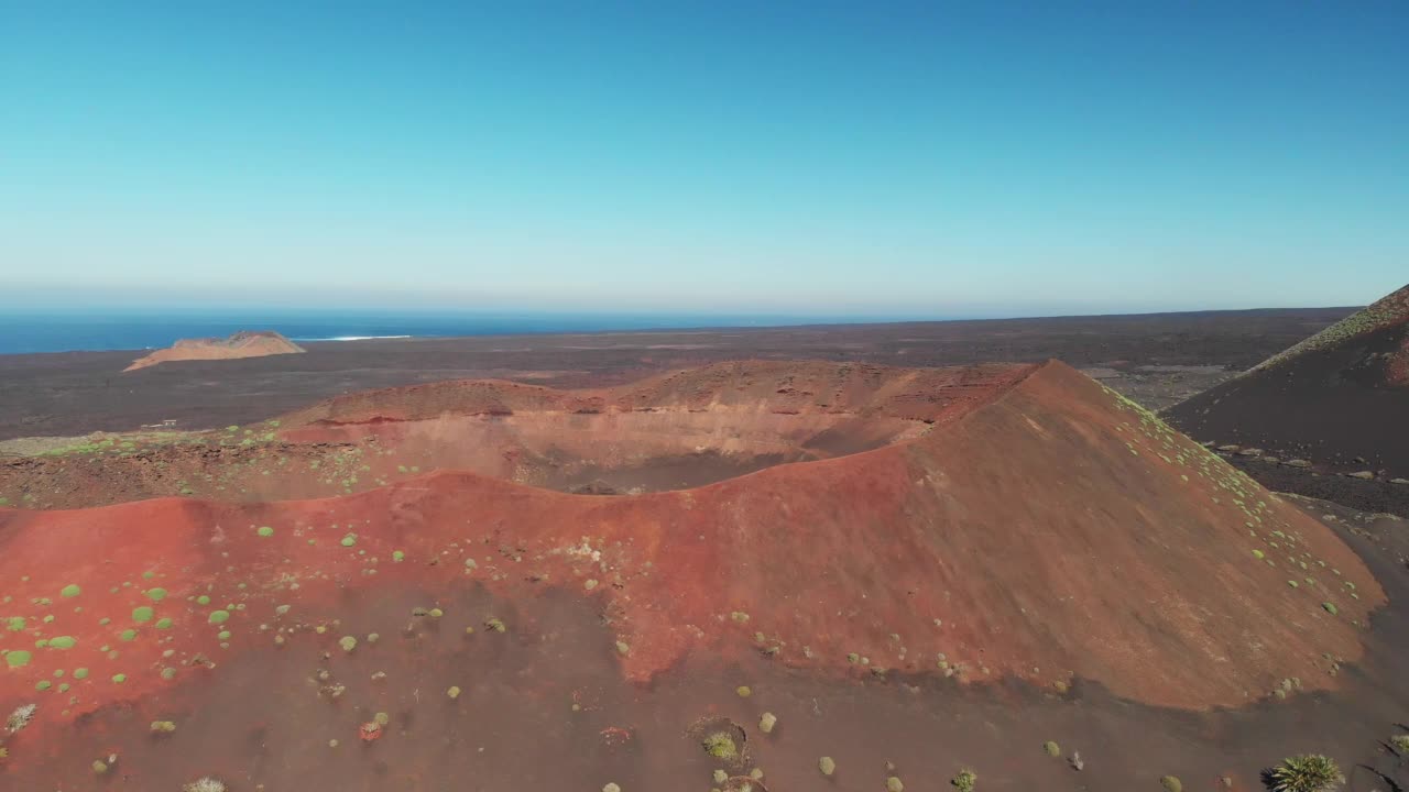 鸟瞰蒂曼法亚国家公园，与火山，接近火山口，兰萨罗特，加那利群岛视频素材