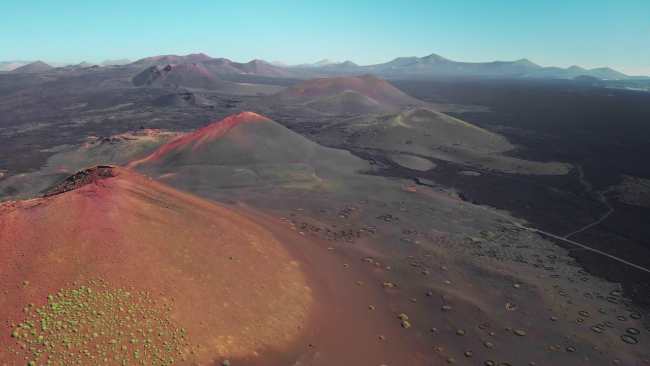 鸟瞰蒂曼法亚国家公园，与火山，向后飞行，兰萨罗特，加那利群岛视频素材