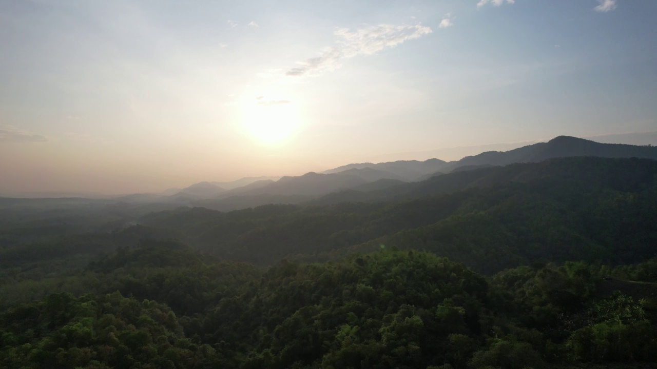 在日出前由无人机拍摄的热带雨林山脉的空中景观视频素材