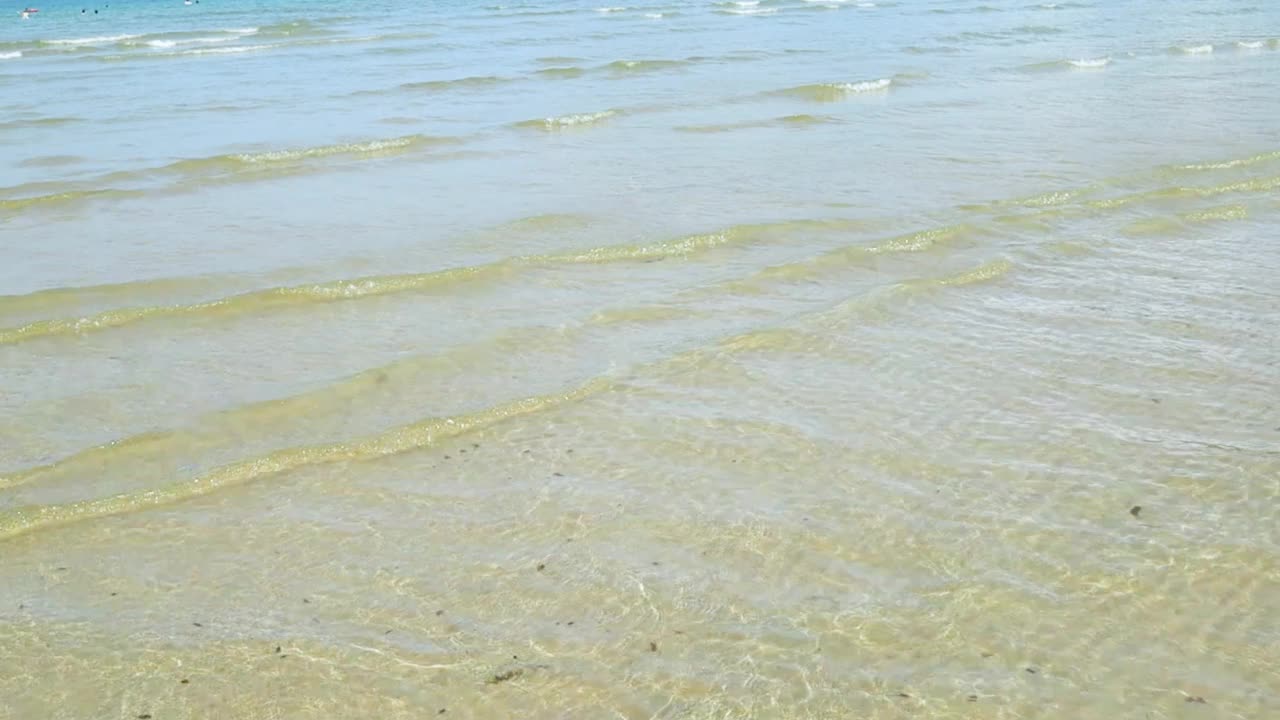 夏天海浪轻轻地吹向海岸。视频下载