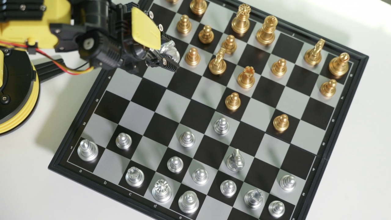 黄色机器人手臂在棋盘上下棋视频素材