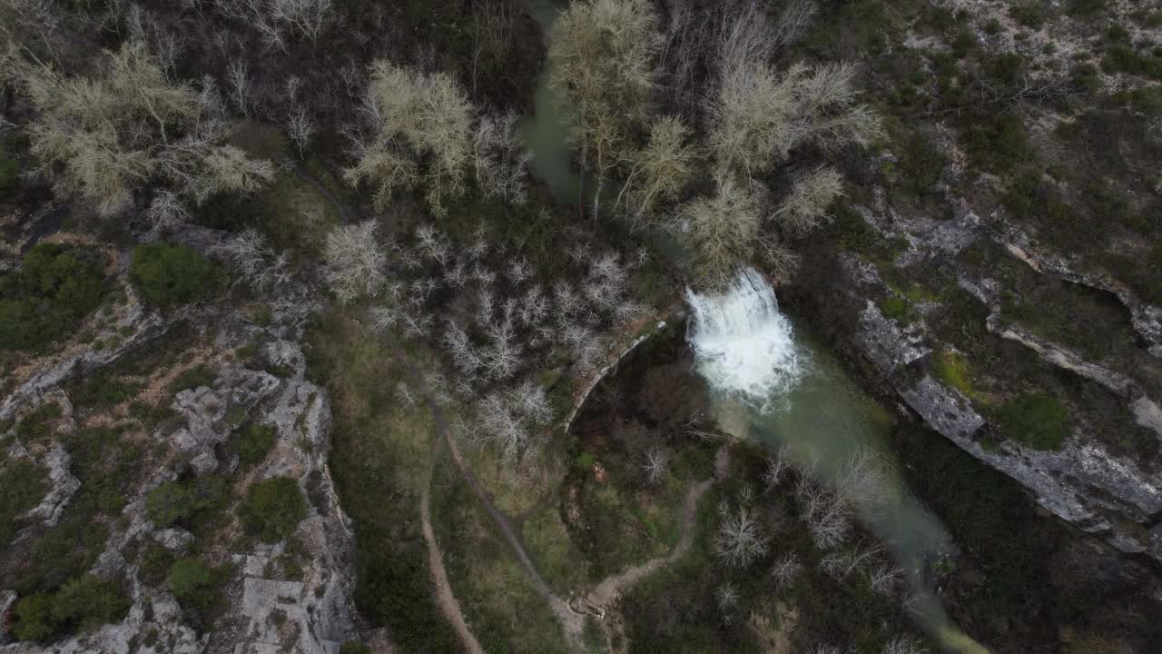 鸟瞰图，景观与河流之间的峡谷和一个大瀑布在春天。视频素材