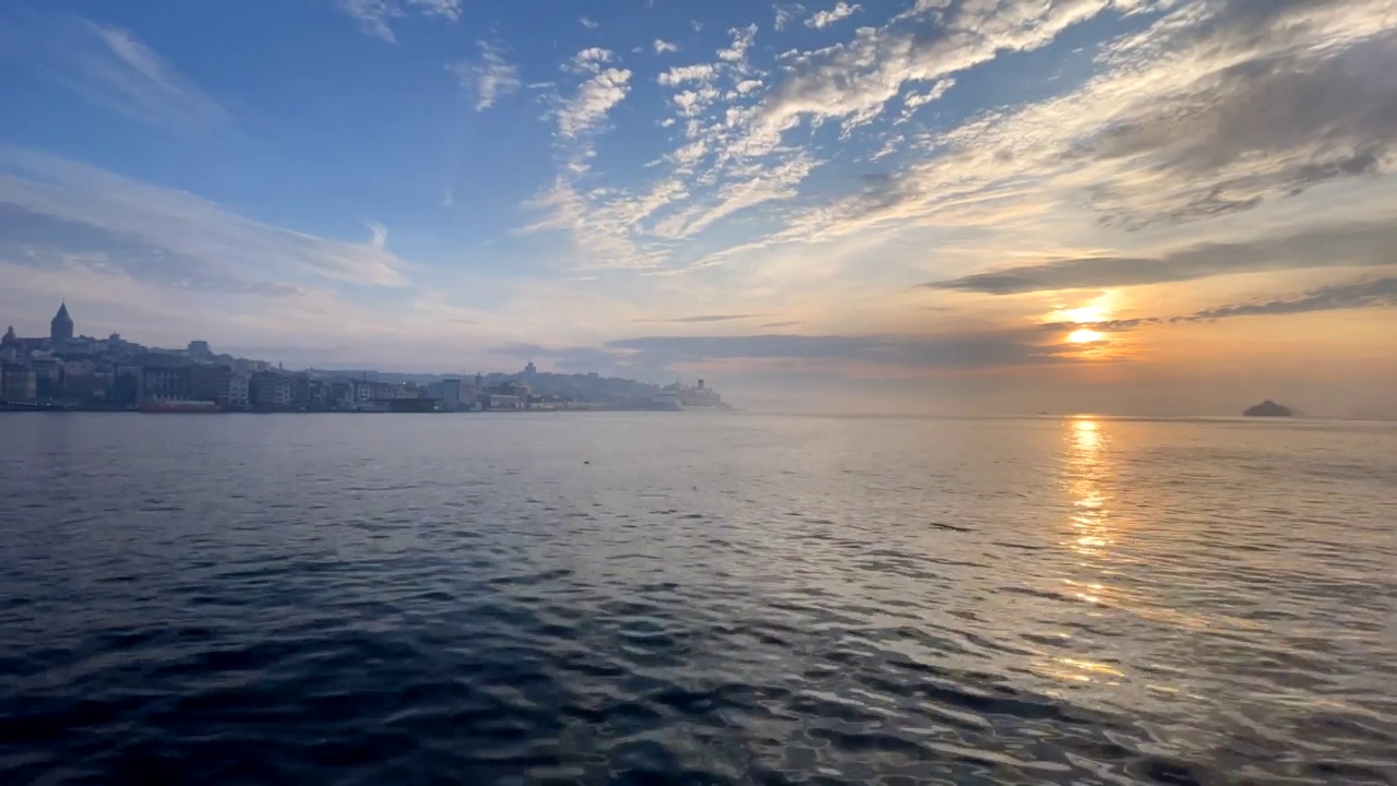 伊斯坦布尔清晨的日出，马尔马拉海和博斯普鲁斯海峡的景色视频素材