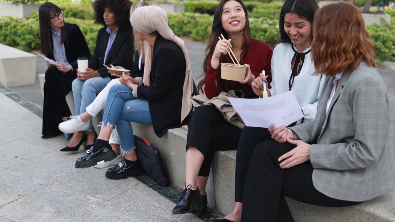 年轻的多种族女性在办公室之外一起吃午饭视频素材