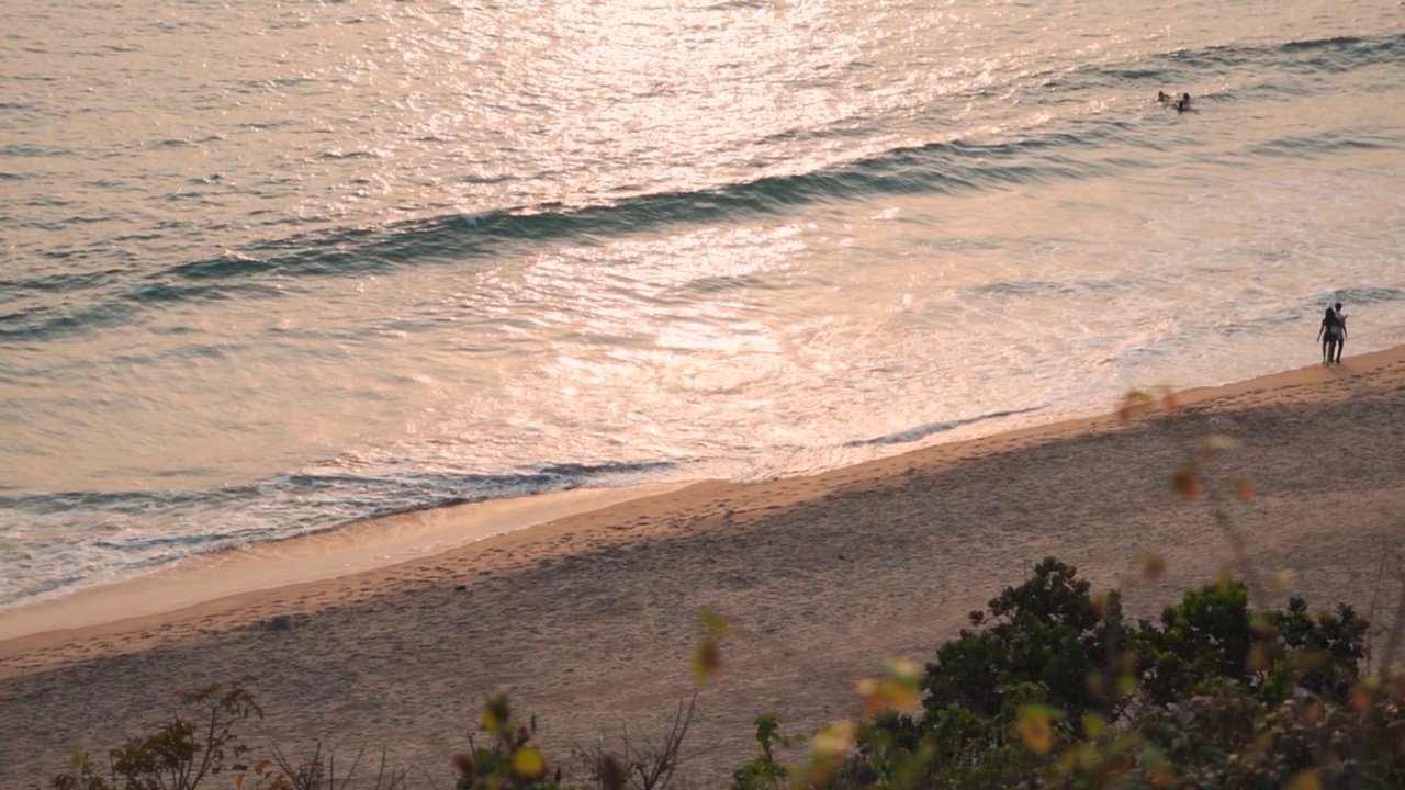 高角度慢动作拍摄海浪在海滩上，从卡波德拉马堡在果阿，印度。日落时分的海浪在果阿邦。清晰的热带岛屿和日落海滩背景。日落。视频素材