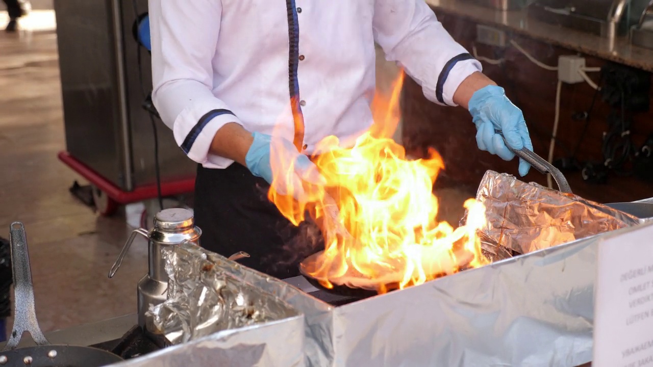 一个特写的餐厅厨师在一个户外厨房做饭。视频素材