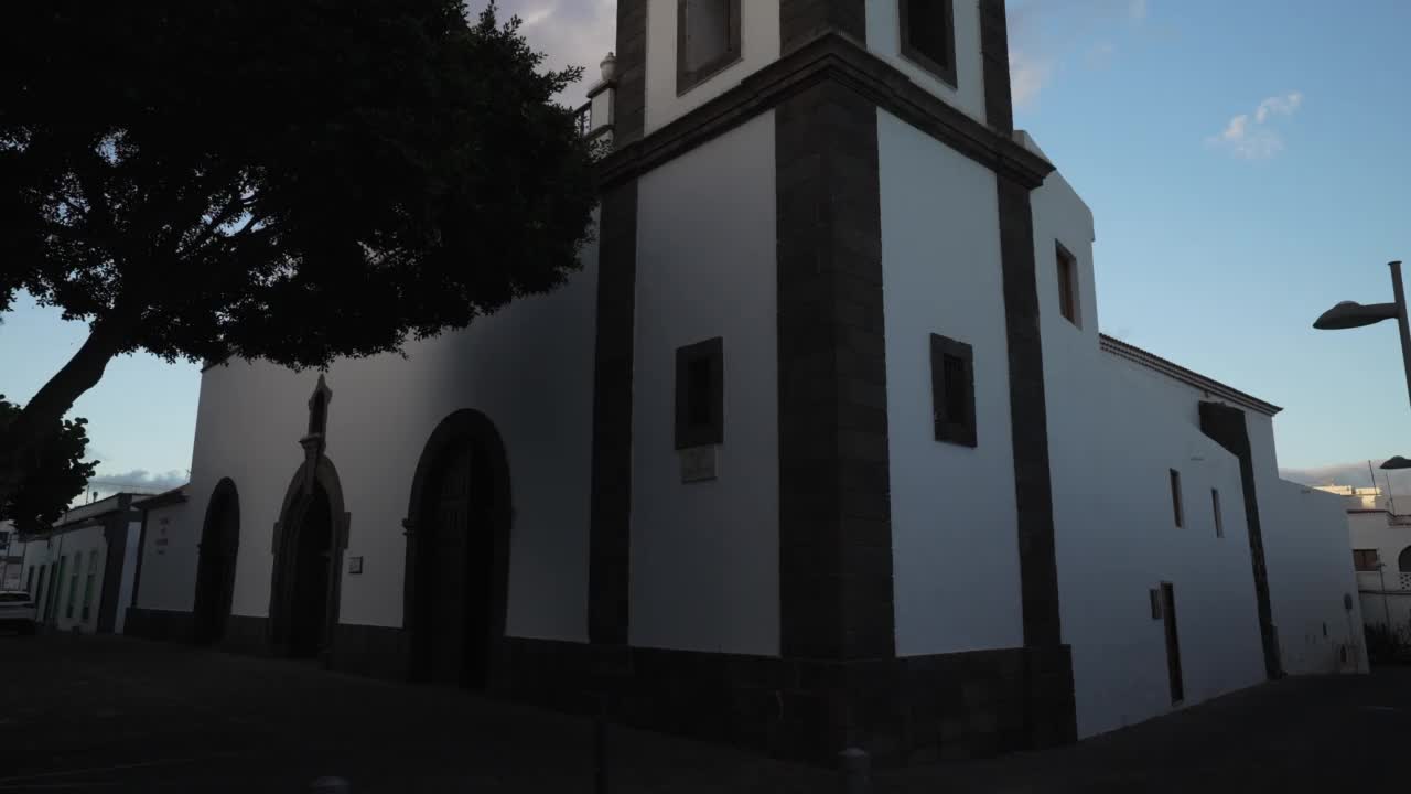 Parroquia de San Gines教堂的钟塔在Arrecife, Arrecife，兰萨罗特，加那利群岛，西班牙，大西洋，欧洲视频素材