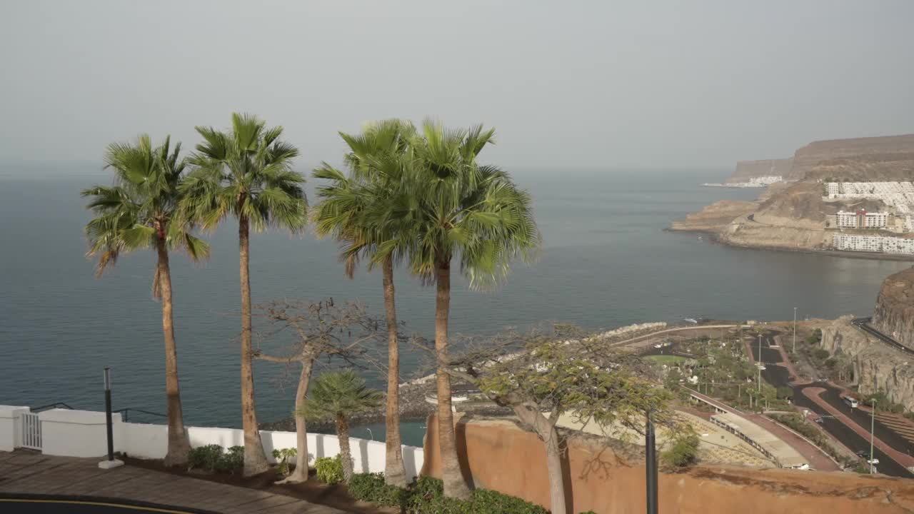 Playa de Amadores和Puerto Logan从靠近波多黎各，大加纳利群岛，加那利群岛，西班牙，大西洋，欧洲的高地视频素材