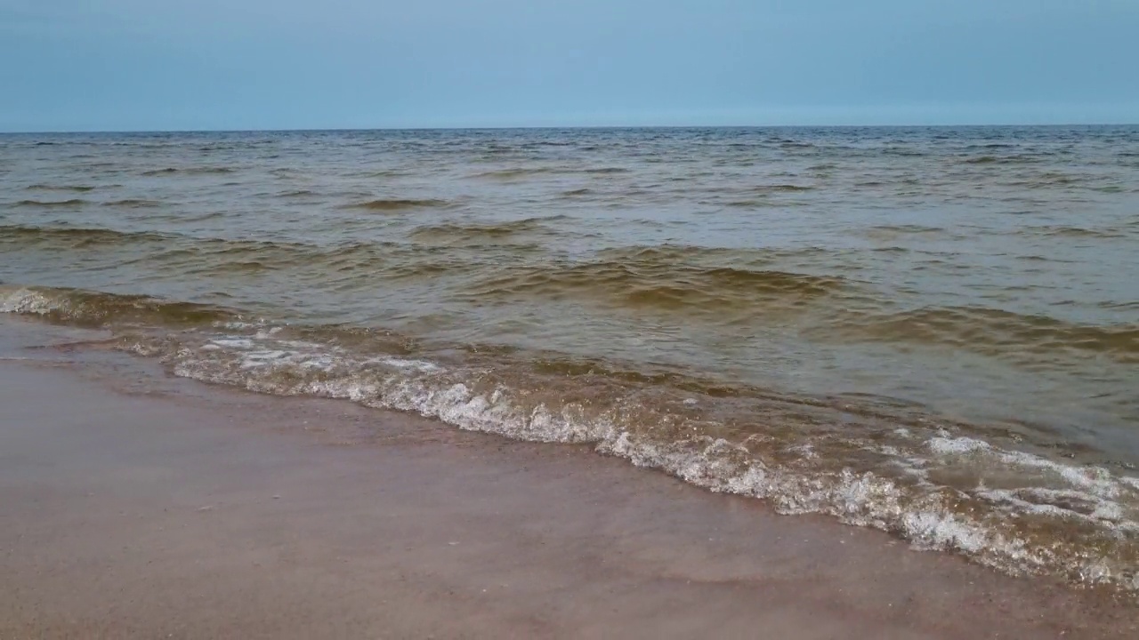 海浪或海洋的景色。沙质海岸视频素材