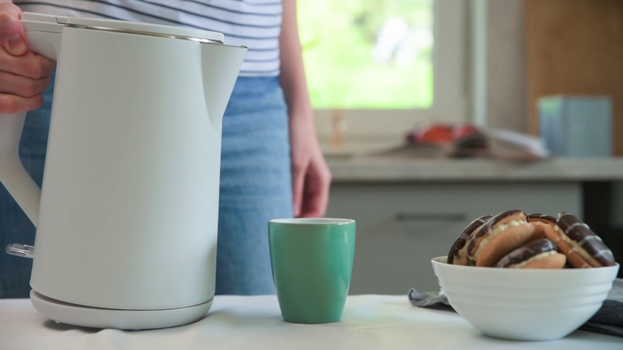 女人从茶壶里倒水泡茶视频素材