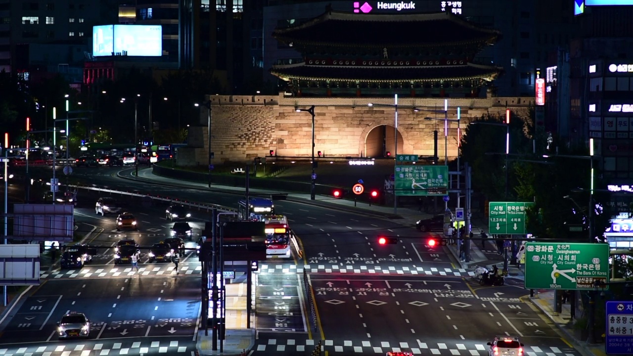 韩国首尔市中心崇礼门南大门的夜景视频素材