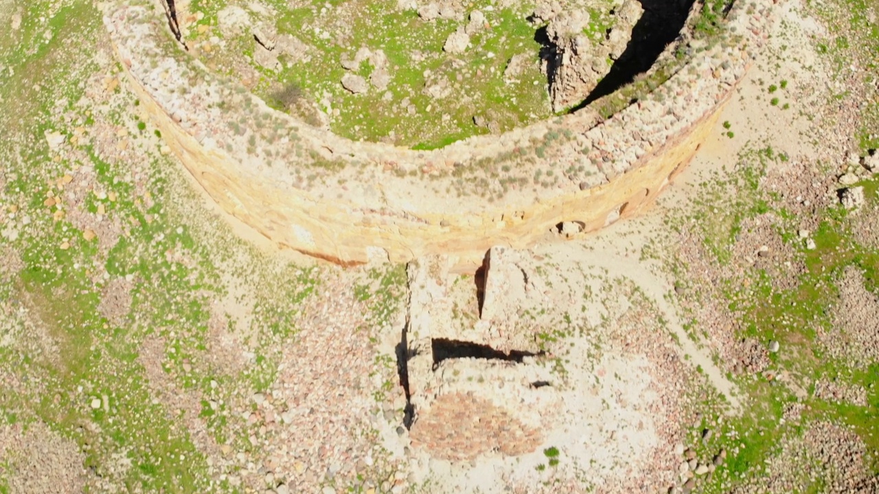 空中俯视巴纳大教堂城墙遗址周围的风景。格鲁吉亚在土耳其的著名地标视频素材