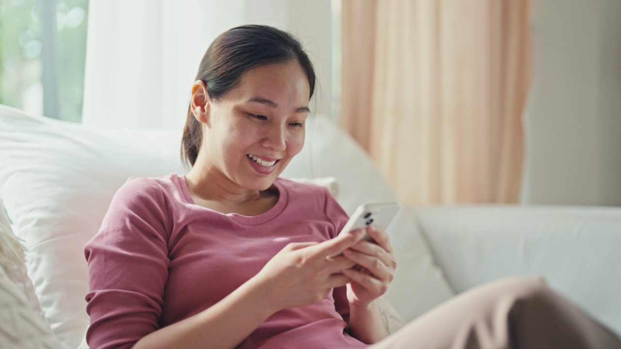 女人在家使用智能手机视频素材