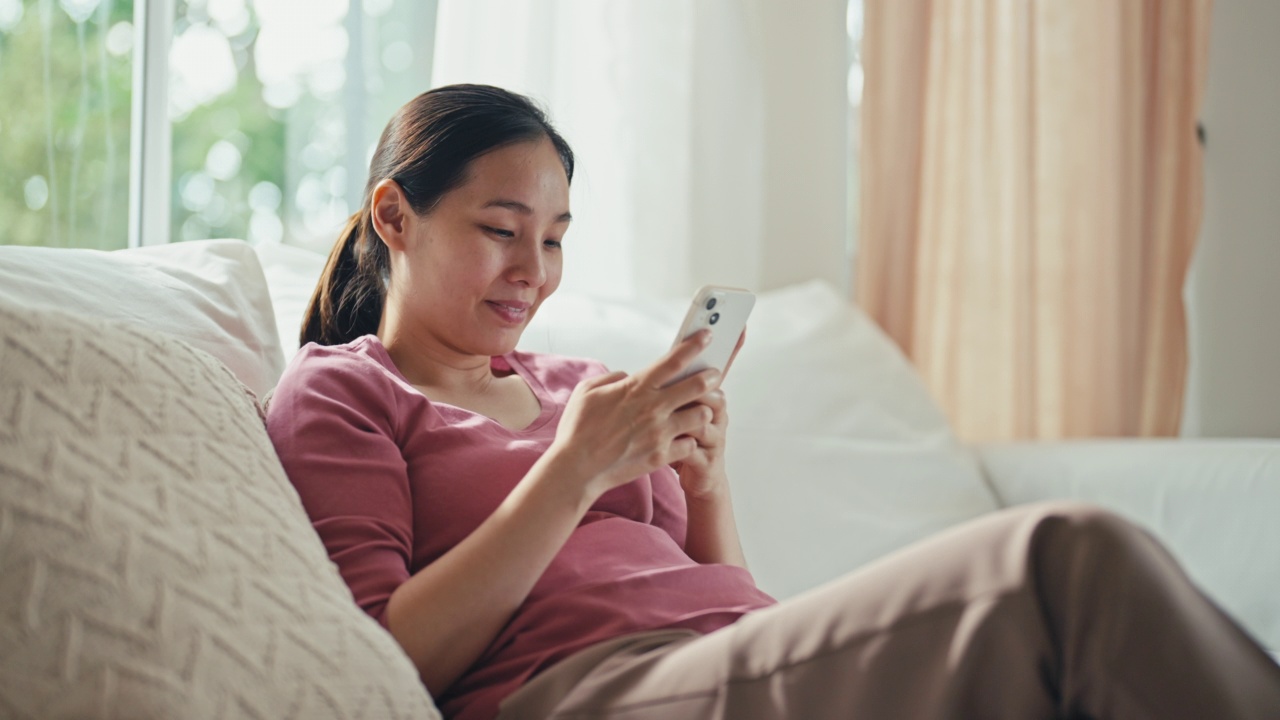 女人在家使用智能手机视频素材