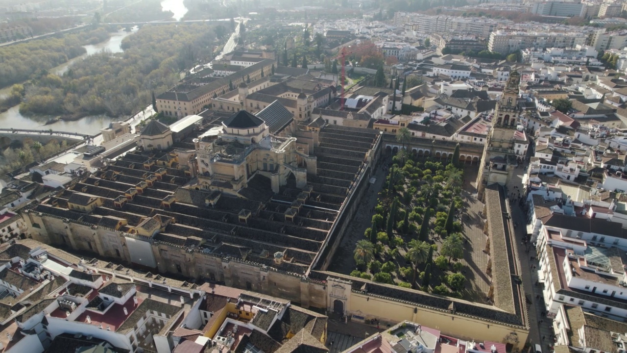 航拍展示了Mezquita-Catedral de Córdoba(联合国教科文组织遗址)的布局;西班牙视频素材