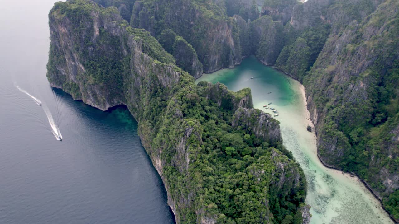 热带岛屿玛雅湾的无人机视图，pileh泻湖，披披岛，泰国。这个地方是泰国的国际地标。视频素材