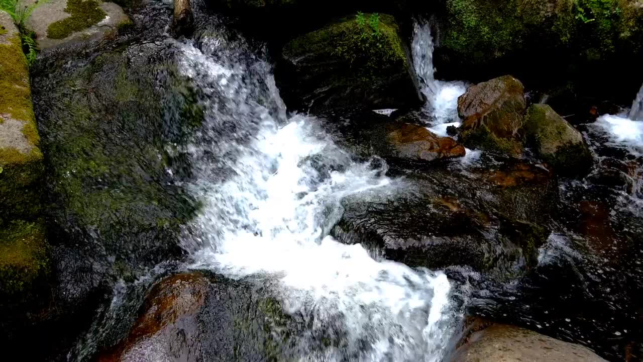 瀑布自由落体，绿意盎然视频素材