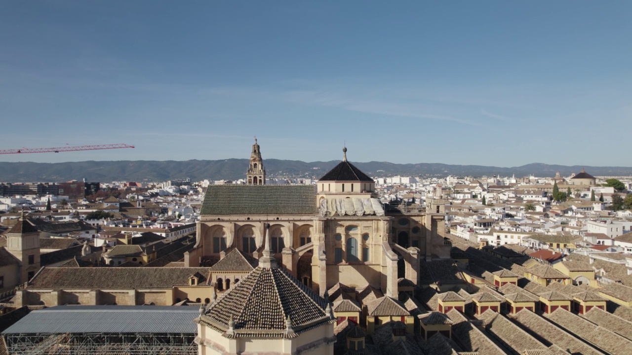 从空中俯瞰Córdoba，西班牙科尔多瓦的清真寺大教堂。视频素材