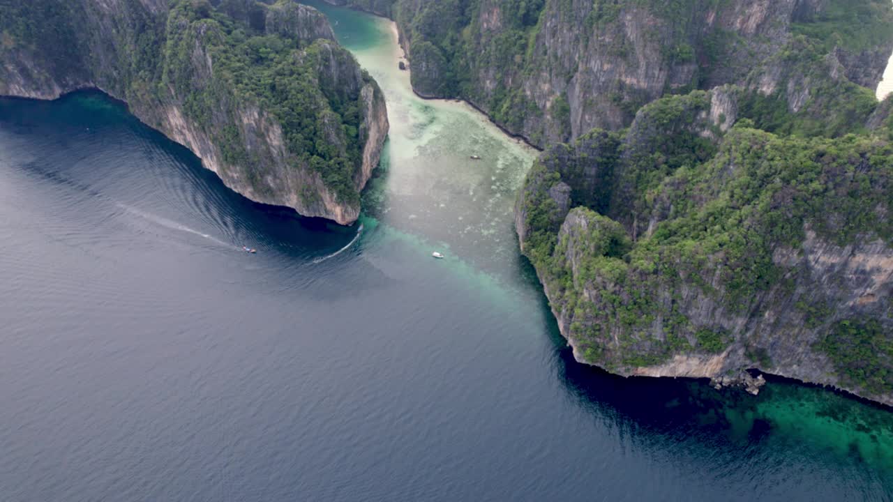 热带岛屿玛雅湾的无人机视图，pileh泻湖，披披岛，泰国。这个地方是泰国的国际地标。视频素材