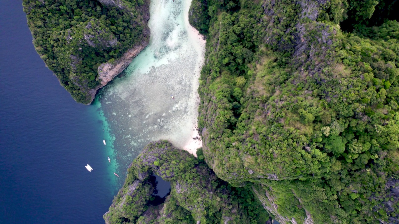 热带岛屿玛雅湾的无人机视图，pileh泻湖，披披岛，泰国。这个地方是泰国的国际地标。视频素材