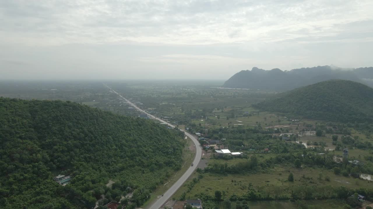 无人机在青山间的国道上空拍摄视频素材