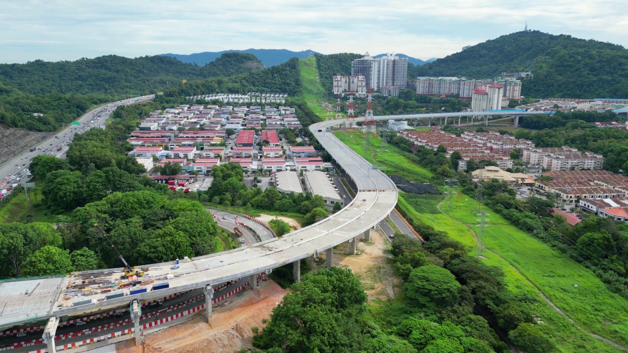 无人机的视角直接在城市上空与高速公路、高架桥、居民楼和高速公路交叉衔接视频素材